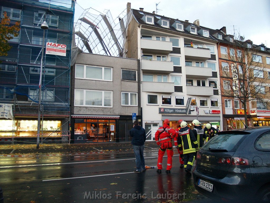 Sturm 3 Geruest droht auf die Strasse zu stuerzen Koeln Kalk Kalker Hauptstr   P033.JPG